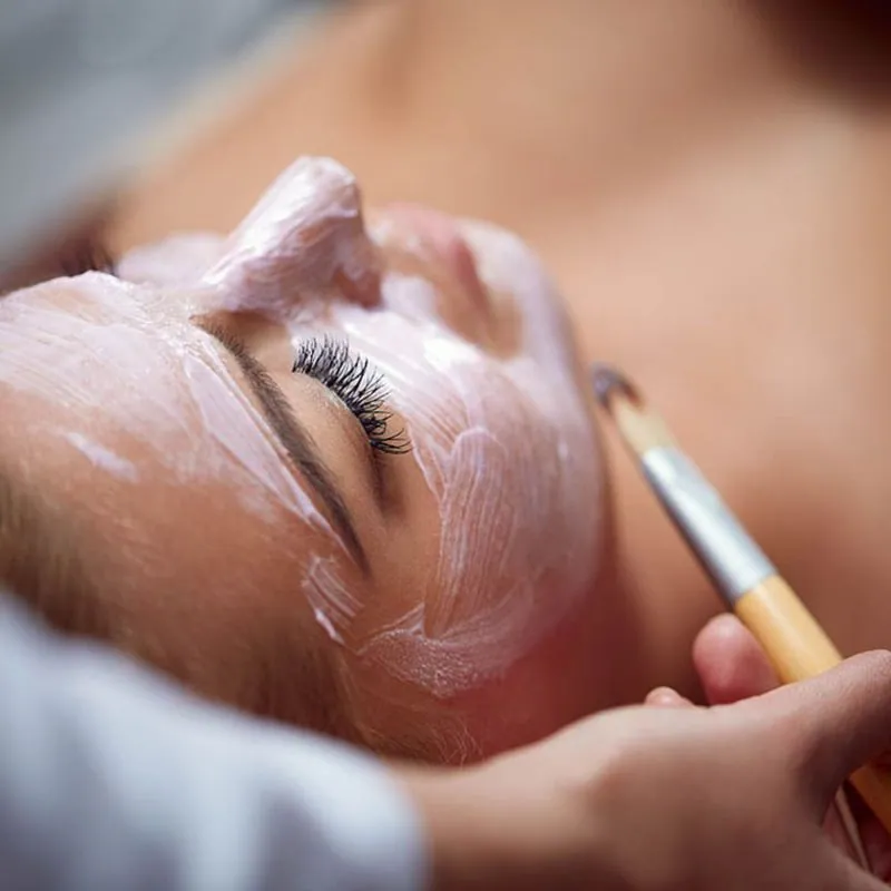 Maske wird mit dem Pinsel aufgetragen